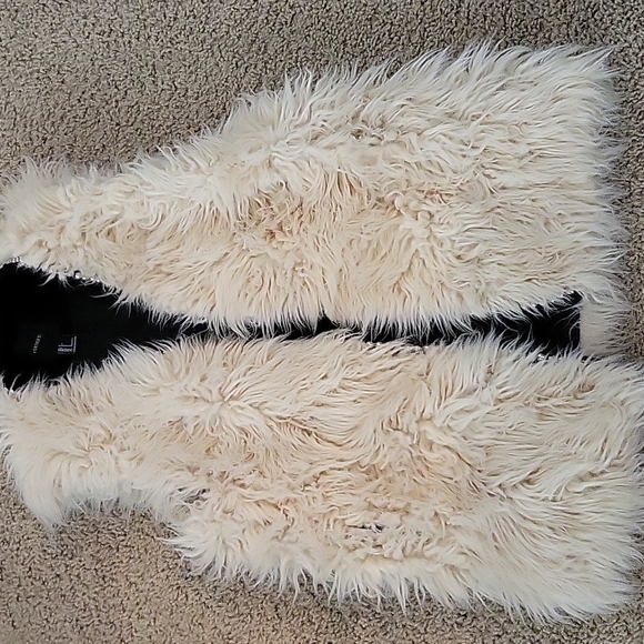 F21 furry vest - Picture 2 of 10